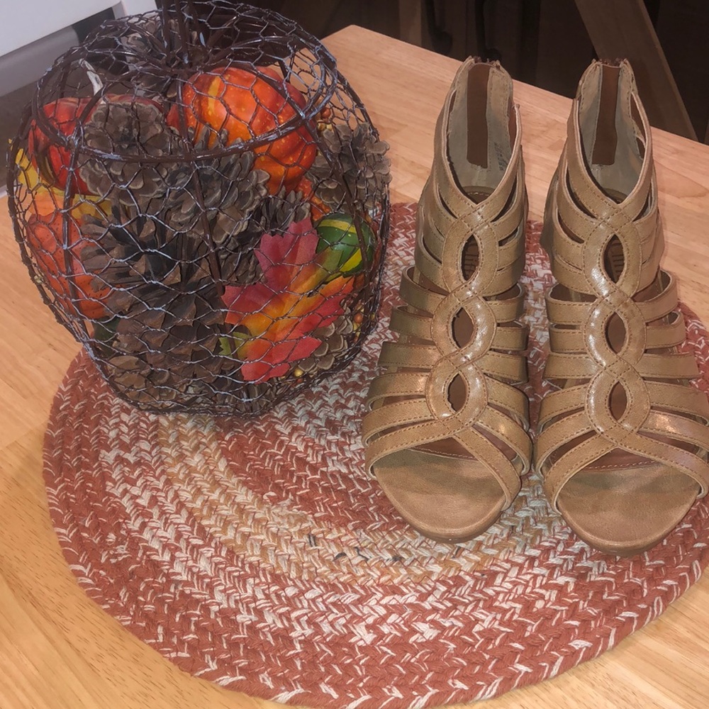 Tan wedge